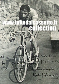 Fotografia con autografo di Fausto Coppi in gara, a suo tempo utilizzata anche per la pubblicit di una nota marca di accessori auto
