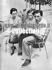 Foto di famiglia di Fausto Coppi con la figlia Marina e la moglie Bruna, ai tempi in cui il loro rapporto si stava deteriorarndo. L'atmosfera  tesa e il campione ha un'espressione non serena (foto Paolo Costa)