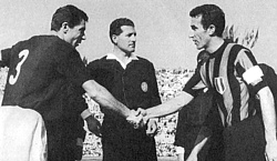 Armando Picchi (Inter) e Pavinato (Bologna) si stringono la mano sotto gli occhi dell'arbitro Concetto Lo Bello
