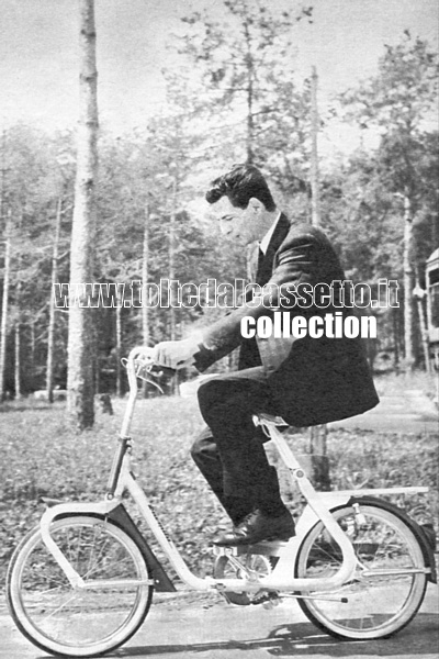 Il dott. ANGELO QUARENGHI mentre si sposta tra i viali della Pinetina con una bicicletta tipo "Graziella"