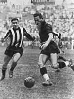 MILANO 1947 - Si gioca Inter-Lucchese, partita che finir 6-0 per i nerazzurri. Nella foto il difensore toscano Rosellini interrompe un'azione dell'interista Fiumi