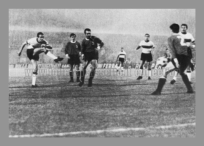 COPPA INTERCONTINENTALE 1965 (Stadio di San Siro) - Sandro Mazzola segna il suo primo gol all'Independiente nella finale di andata