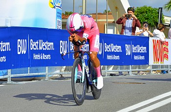 MARINA DI MASSA - Afonso Eulalio Oliveira in maglia rosa durante la crono del Giro d'Italia 2026 MARINA DI MASSA - Afonso Eulalio Oliveira in maglia rosa durante la crono del Giro d'Italia 2026