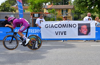 MARINA DI MASSA - Il ricordo di Giacomino al passaggio del Giro d'Italia 2026 MARINA DI MASSA - Il ricordo di Giacomino al passaggio del Giro d'Italia 2026