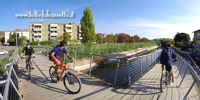 CANALE LUNENSE (Pista Ciclabile) - Alcuni bikers attraversano la passerella metallica di Ponzano Madonnetta