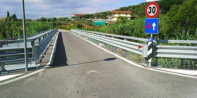 SARZANA - Il ponte che collega Via Lago a Via Falcinello