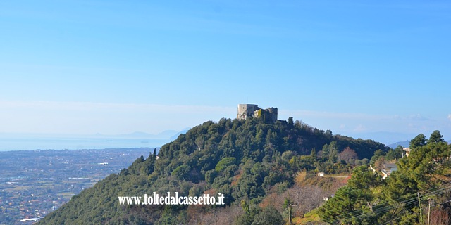 MONTIGNOSO - Il Castello Aghinolfi domina la costa tirrenica dalla sommit della sua collina
