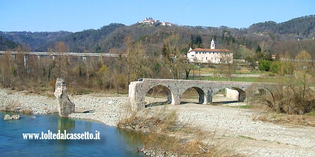 BRUGNATO - Scorcio del fiume Vara con vista sul ponte romanico restaurato
