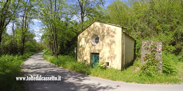 COMUNE DI LEVANTO - La strada interessata da questo percorso scorre di fronte alla Cappelletta di San Bernardo