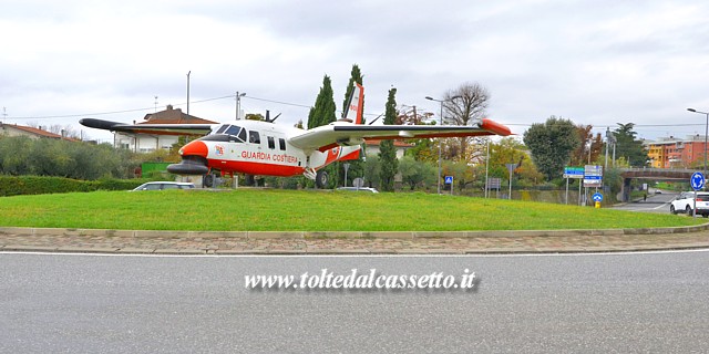 SARZANA - La rotatoria sulla variante della Statale n. 1 Aurelia al centro della quale  stato "parcheggiato", in pianta stabile, un aereo della Guardia Costiera