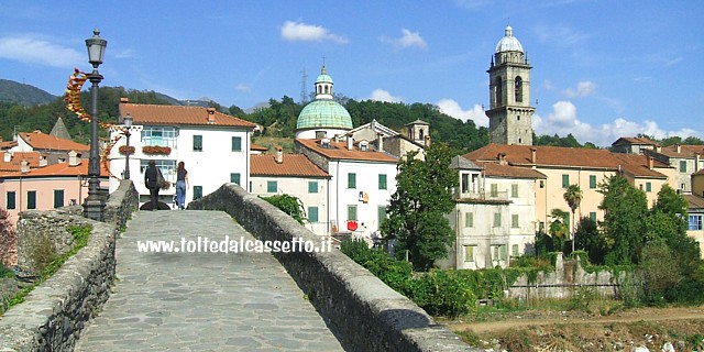 PONTREMOLI - Il Ponte della Cresa sul torrente Verde. Sono visibili anche la Torre di Castruccio e la cupola del Duomo