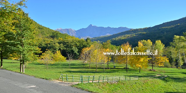 Paesaggio autunnale lungo la Strada Regionale n. 445 della Garfagnana con scorcio sul Pizzo d'Uccello