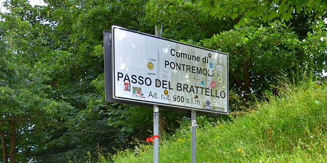 PASSO DEL BRATTELLO - Segnaletica della località con altimetria (metri 950 s.l.m.)