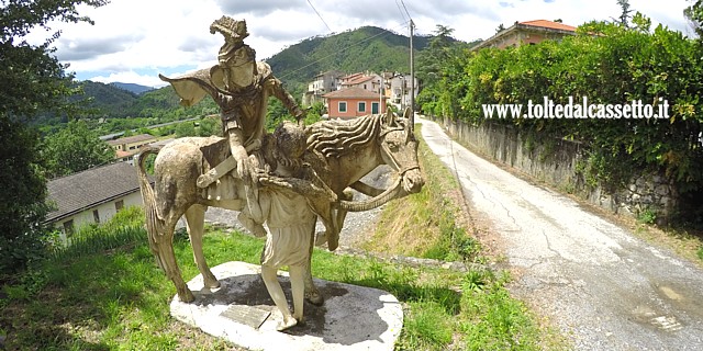COSTA di BEVERINO - La statua equestre di San Martino