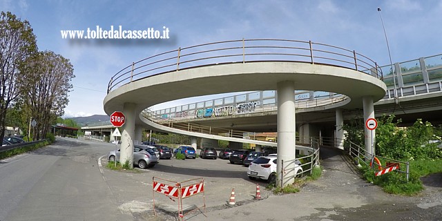 FORNOLA DI VEZZANO LIGURE - L'elicoidale della passerella autostradale che scorre sul ponte della A15 Parma-La Spezia