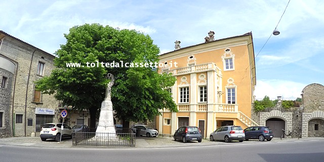 PALLERONE di AULLA - Monumento ai Caduti nelle due guerre mondiali e palazzo dei Marchesi Malaspina