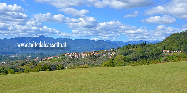 MAGLIANO di FIVIZZANO - Skyline del borgo e della campagna circostante come si vedono da Agnino