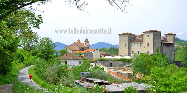 PONTEBOSIO di LICCIANA NARDI - Skyline del Castello Malaspina e della Chiesa di San Jacopo apostolo come si vedono dalla Via del Volto Santo