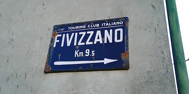 CESERANO - Segnaletica del Touring Club Italiano indicante la direzione per Fivizzano