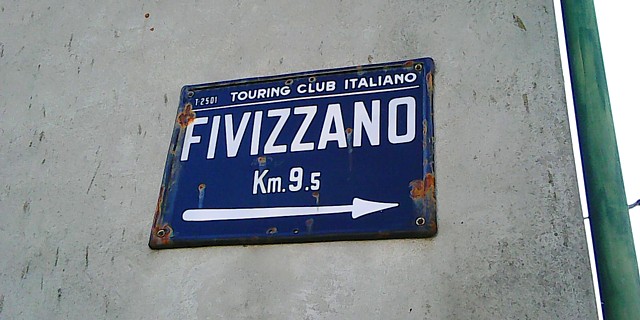 CESERANO - Segnaletica del Touring Club Italiano indicante la direzione per Fivizzano