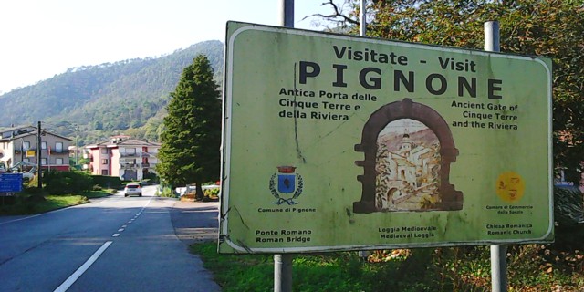 PIGNONE - Segnaletica turistica comunale che invita a visitare il borgo