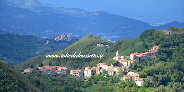 PONZANELLO - Panorama del nucleo storico in congiunzione ottica col borgo di Bibola