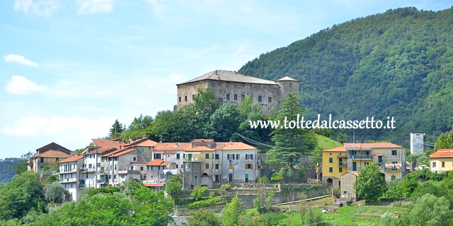 CALICE AL CORNOVIGLIO - Il Castello Doria-Malaspina svetta sulle abitazioni del centro storico