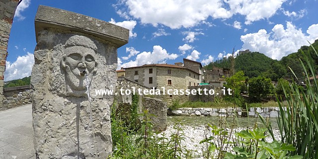 GRAGNOLA di FIVIZZANO - La fontanella del ponte sul torrente Lucido