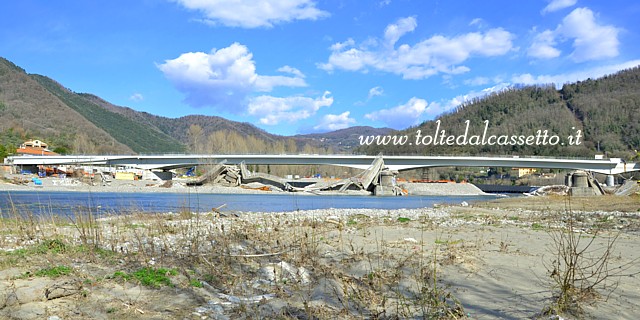 BETTOLA DI CAPRIGLIOLA - Il nuovo ponte sul Magra dietro le macerie di quello vecchio
