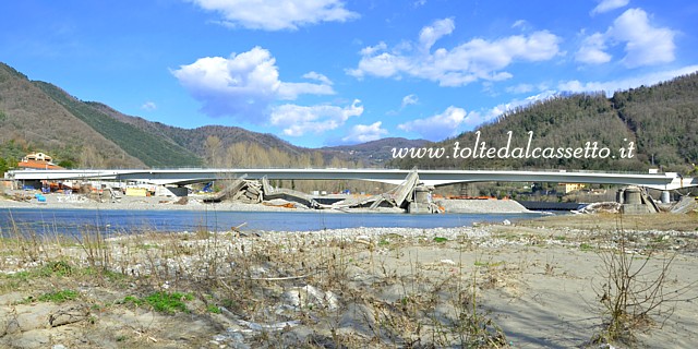 BETTOLA DI CAPRIGLIOLA - Il nuovo ponte sul Magra dietro le macerie di quello vecchio