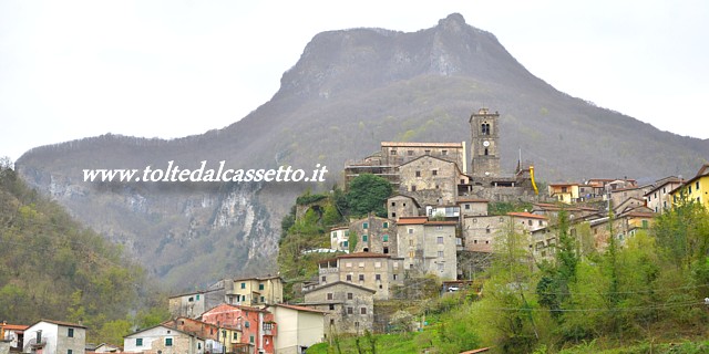 MONZONE ALTO - Panorama dalla strada per Vinca