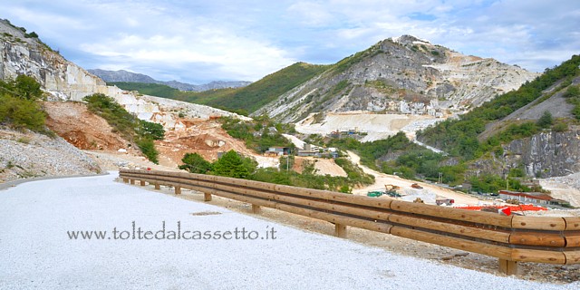 ALPI APUANE - La strada sterrata che conduce alla Cava Romana