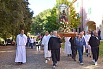 SANTUARIO DI SOVIORE - La teca della Madonna attraversa il cortile esterno portata a spalla