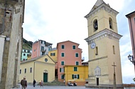 MANAROLA - Piazzale e campanile della chiesa di San Lorenzo