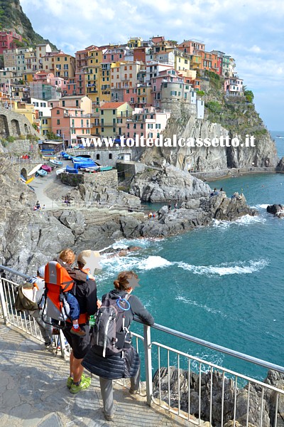 CINQUE TERRE - Panorama di Manarola dalla passeggiata lungo la scogliera