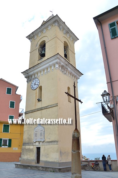 MANAROLA - Piazzale e campanile della Chiesa di San Lorenzo