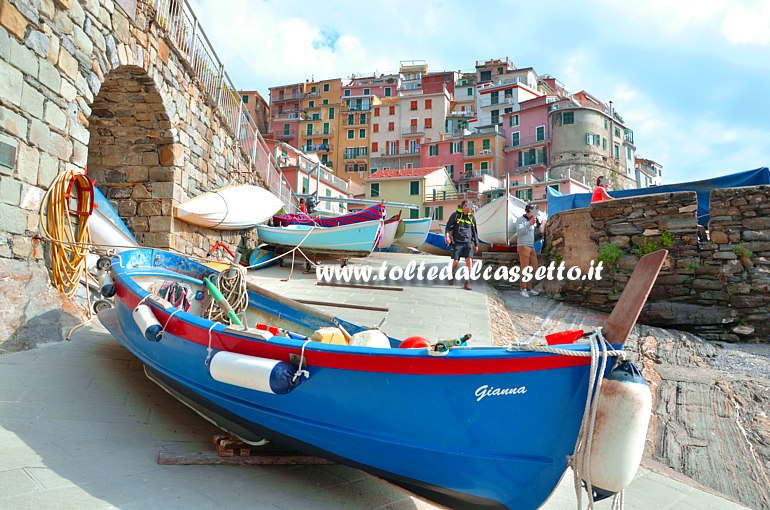 CINQUE TERRE - Barche sullo scivolo della marina di Manarola