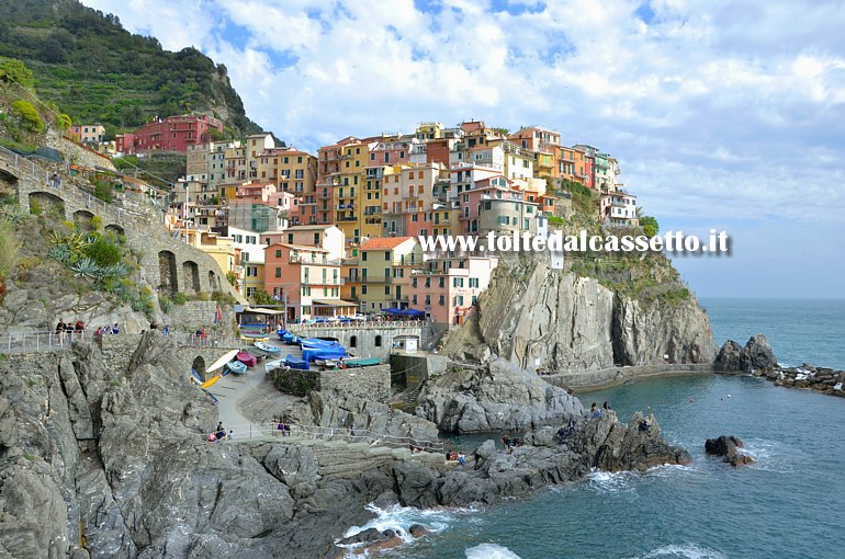 CINQUE TERRE - Panorama di Manarola dalla scogliera