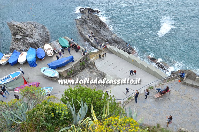 CINQUE TERRE - Turisti sulla marina di Manarola