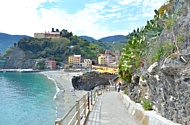 MONTEROSSO - Scogliera e spiaggia del cenro storico MONTEROSSO - Scogliera e spiaggia del cenro storico