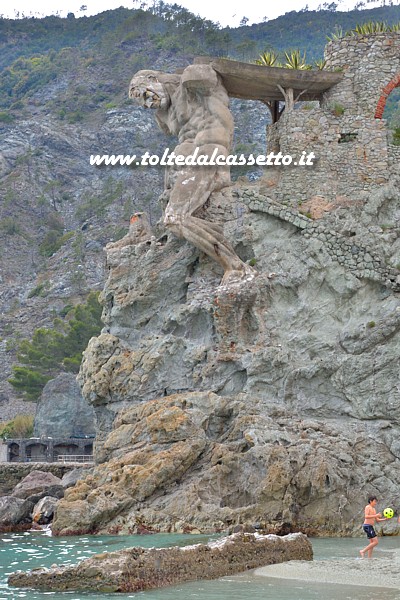 MONTEROSSO - Il "Gigante", scultura in cemento armato di Arrigo Minerbi eretta sulla spiaggia di Fegina nel 1910. L'opera, che raffigura il dio Nettuno, un tempo sorreggeva una terrazza a forma di conchiglia