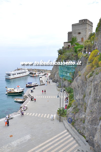 MONTEROSSO - Il porticciolo dominato dalla Torre Aurora