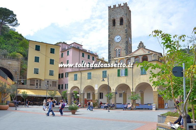 MONTEROSSO - Piazza del centro storico su cui si staglia la torre campanaria