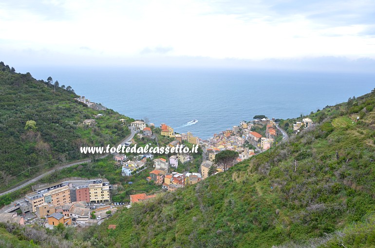 CINQUE TERRE - Panorama di Riomaggiore dalle colline circostanti