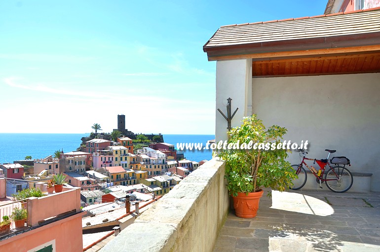 VERNAZZA - Panorama con vista sul promontorio del castello-torre dei Doria