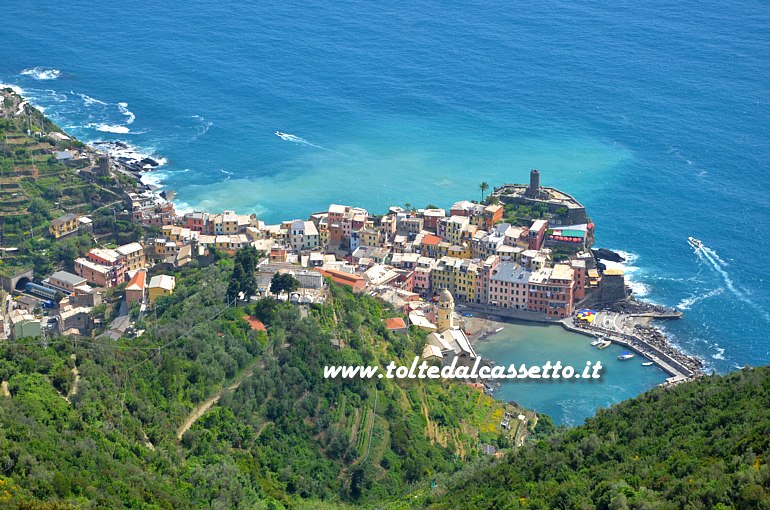 CINQUE TERRE - Panorama di Vernazza e del suo mare che nella "Guida Blu" realizzata da Legambiente e Touring Club Italiano figura tra i pi belli d'Italia, piazzandosi al 7 posto, unico della Liguria