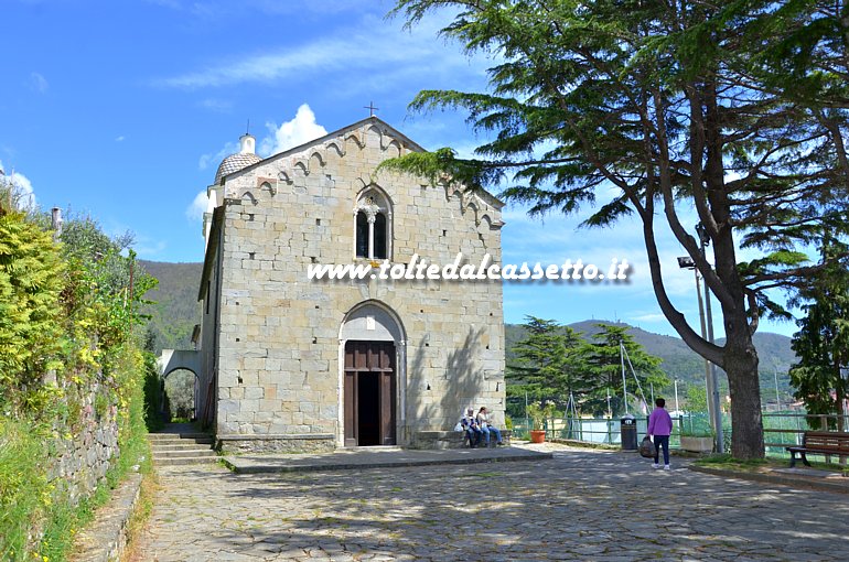 VOLASTRA - La chiesa parrocchiale dedicata a Nostra Signora della Salute (si festeggia ogni anno il 5 di agosto). L'edificio, risalente al XII secolo,  costruito in blocchi di pietra arenaria