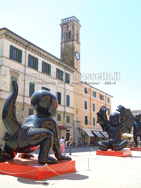 PIETRASANTA 2011 (Piazza Duomo) -  "Angels-Demons", sculture monumentali in resina e poliuretano di Tatiana Arzamasova, Lev Evzovich, Evegeny Sviatsky e Vladimir Friedkes