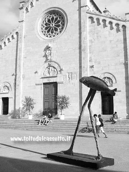PIETRASANTA 2010 (Piazza del Duomo) - Scultura in bronzo di Aldo Mondino raffigurante un pesce con le gambe