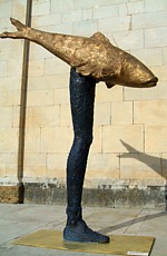 PIETRASANTA (Piazza Duomo) - Scultura "Oper" di Aldo Mondino